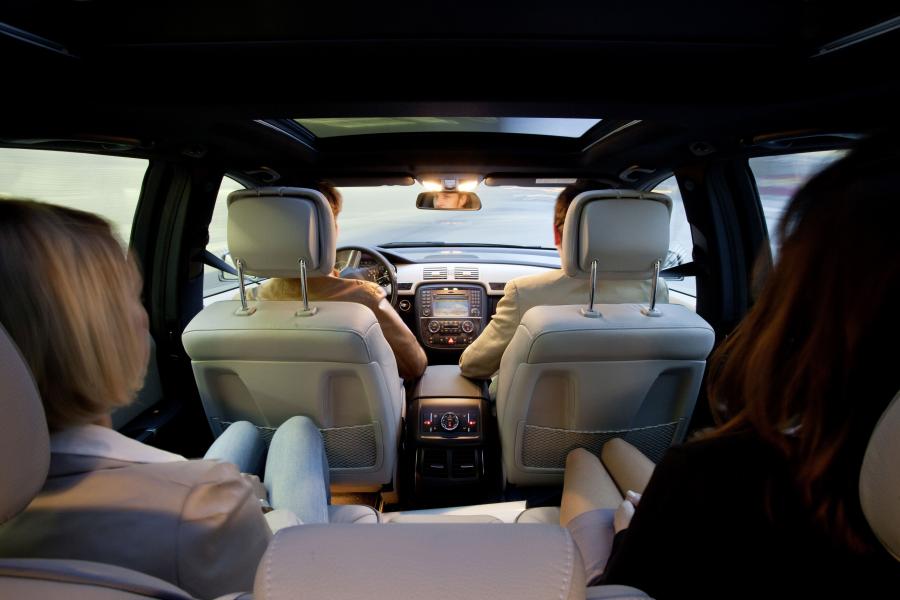  Mercedes-Benz R-Class 2010 года  (фото 2 из 45)